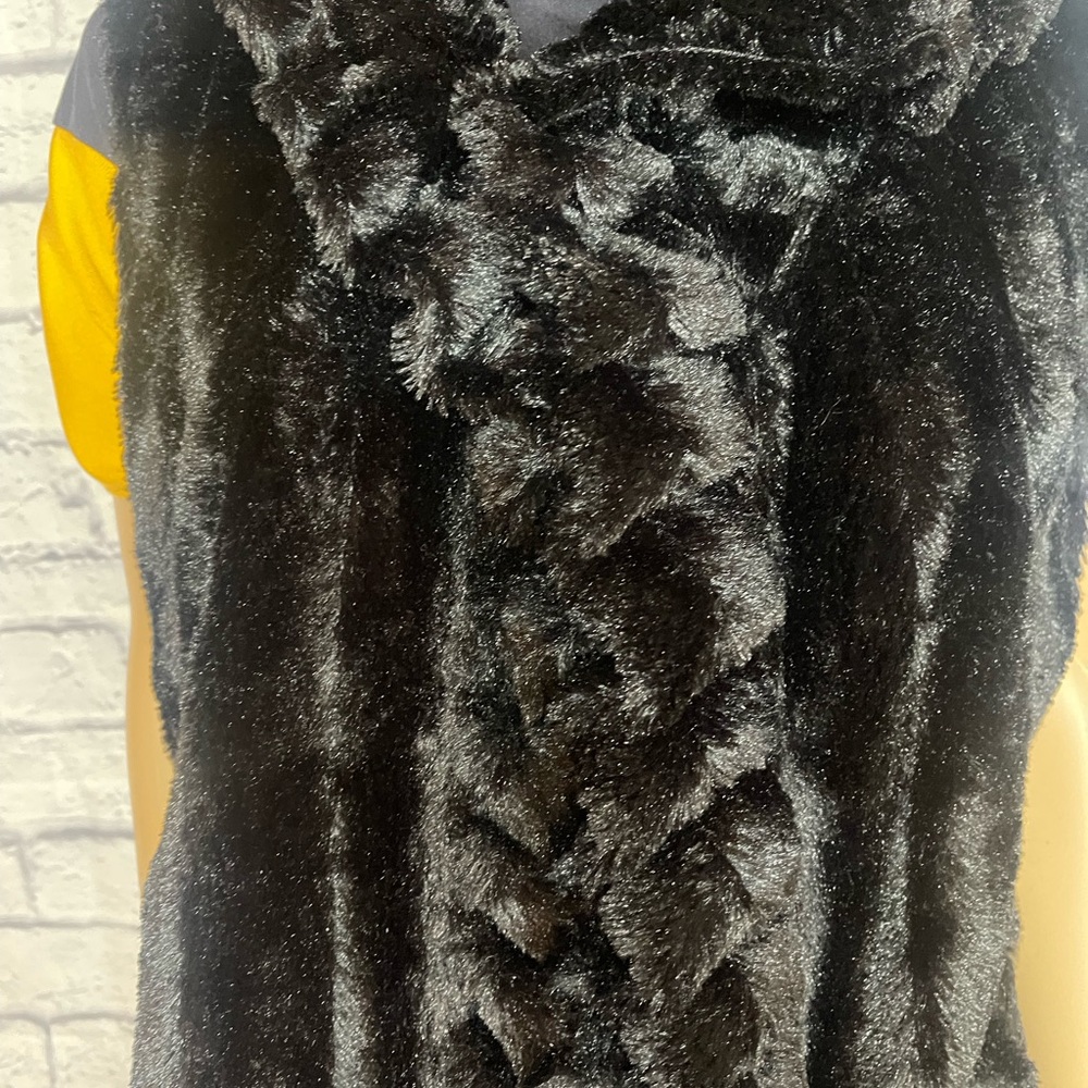 New directions Black Faux Fur Vest Size L Super Soft Button Closure Ruffle Lined - Picture 4 of 16